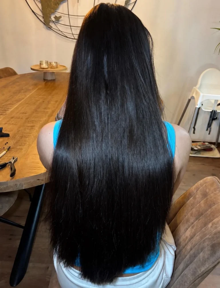 Elfi zet extensions in bij een klant aan de keukentafel