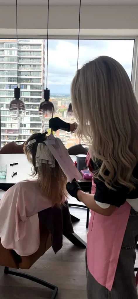 Elfi brengt folies aan bij een klant aan de eettafel