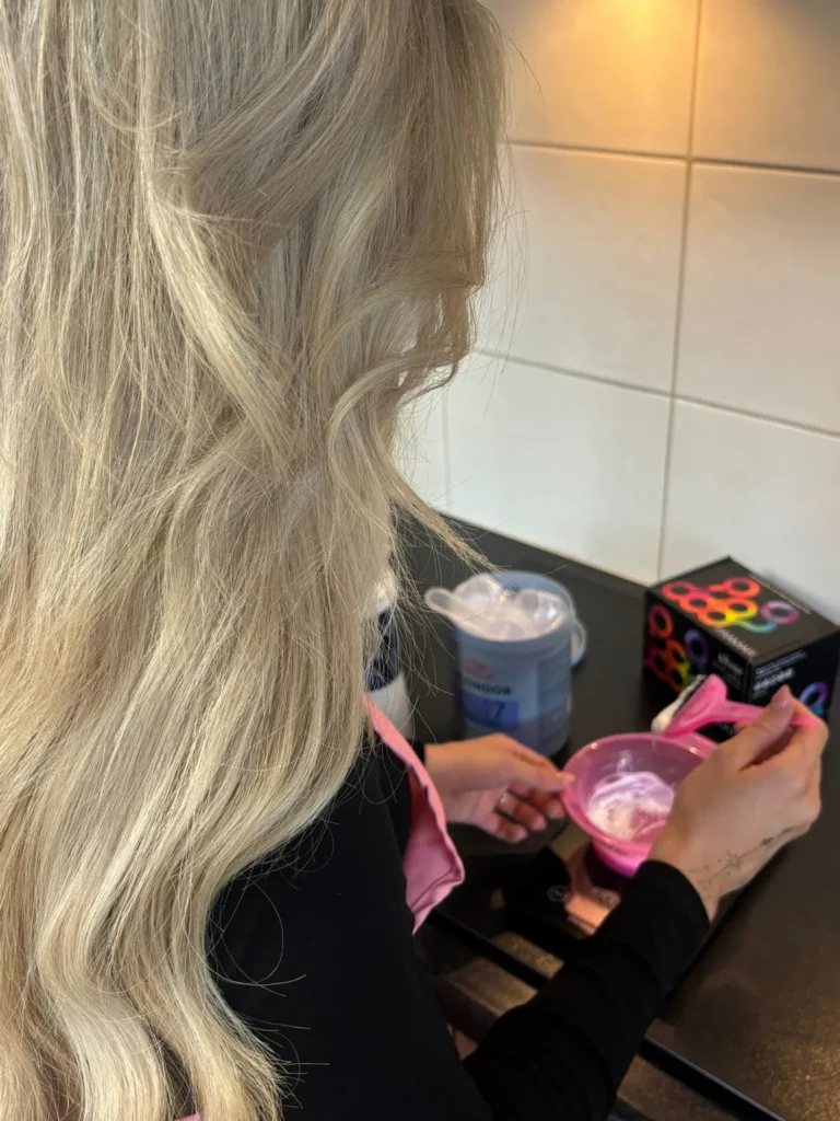 Haarkleuring wordt gemengd in een schaaltje, van dichtbij