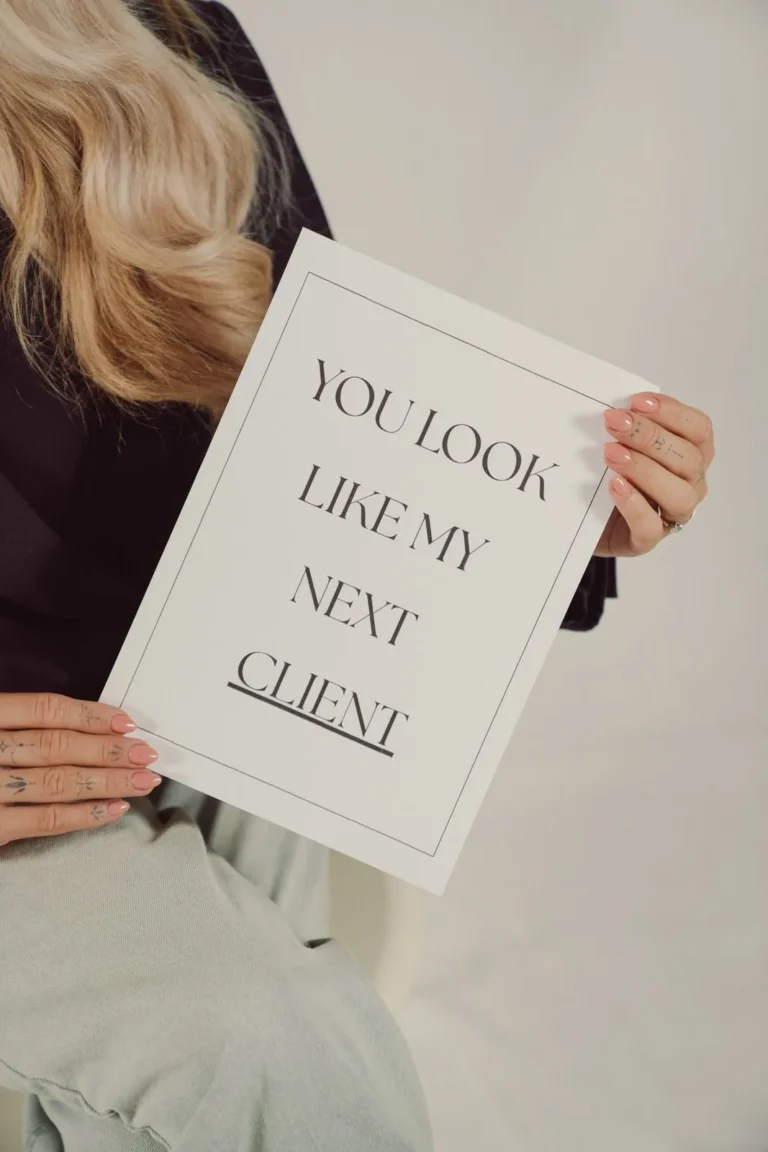 Elfi houdt een bord vast met de tekst You look like my next client