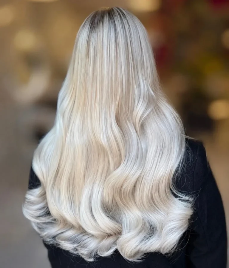 Lang platinablond haar met extensions, resultaat van een behandeling aan huis