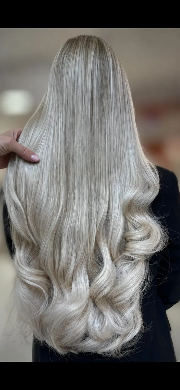 Lang golvend platinablond haar na een kleurbehandeling aan huis