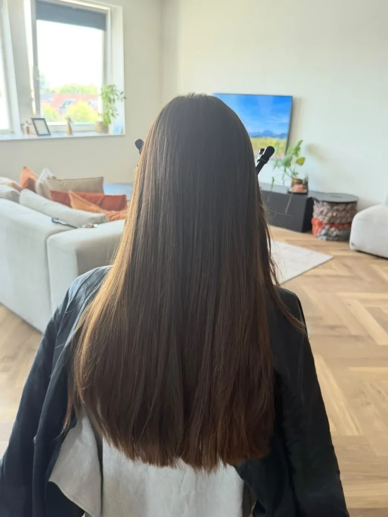 Donkerbruin lang haar voor de kleurbehandeling