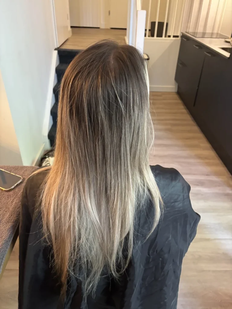 Lang haar met diep donkerbruine uitgroei in een asblonde ombre, voor de kleurbehandeling