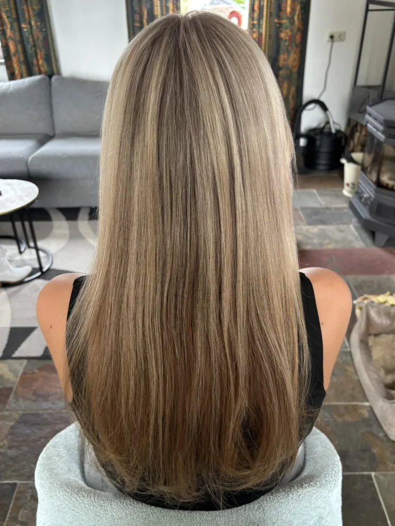Warm doorgegroeid blond voor de kleurbehandeling