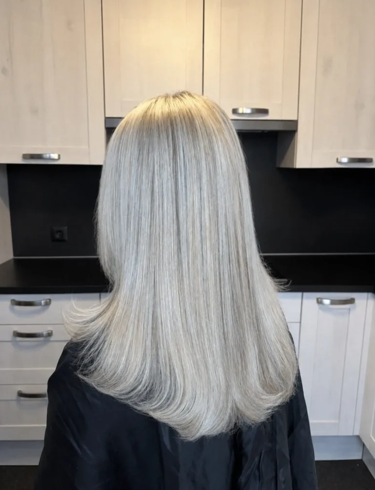 Zilverblond resultaat na de kleurbehandeling, schouderlang haar