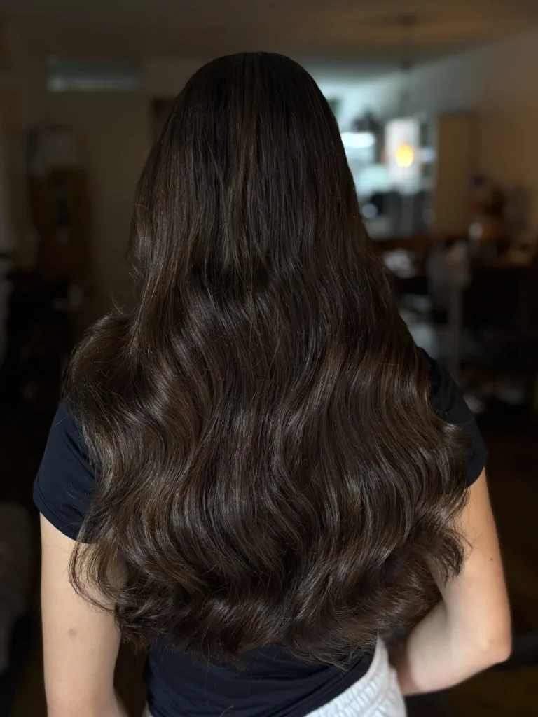 Donkerbruin haar met glans en slag na de glossing